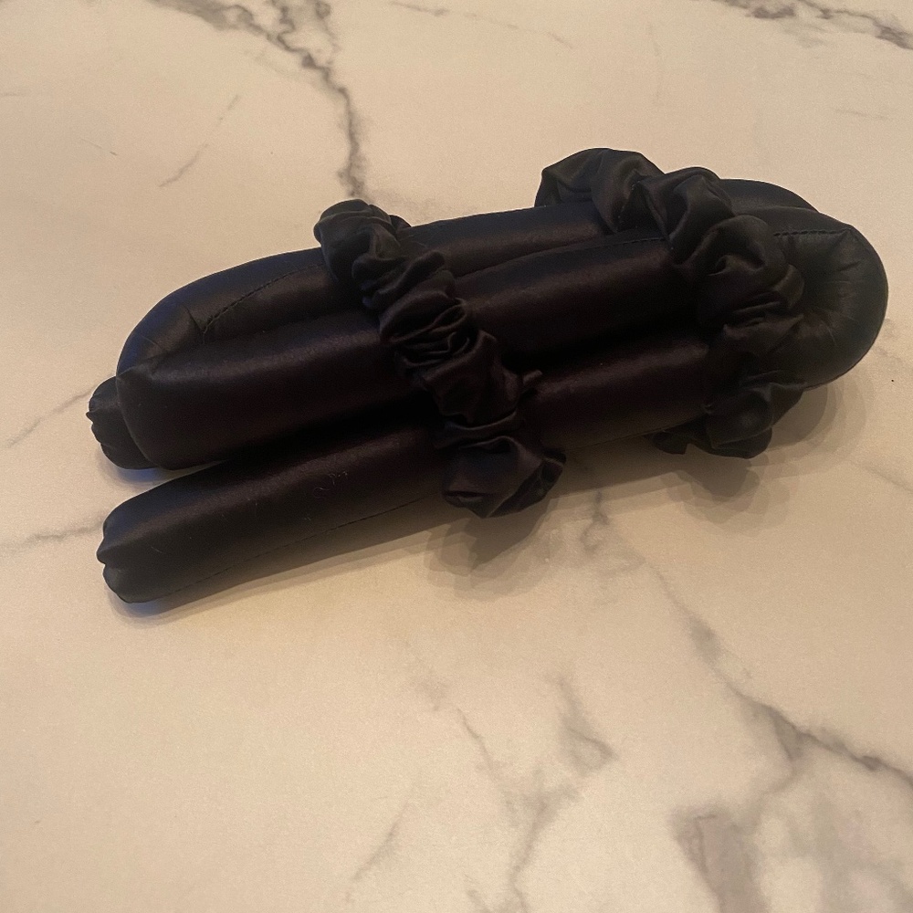 NWOT Heatless silk hair curler with two schrunchies
